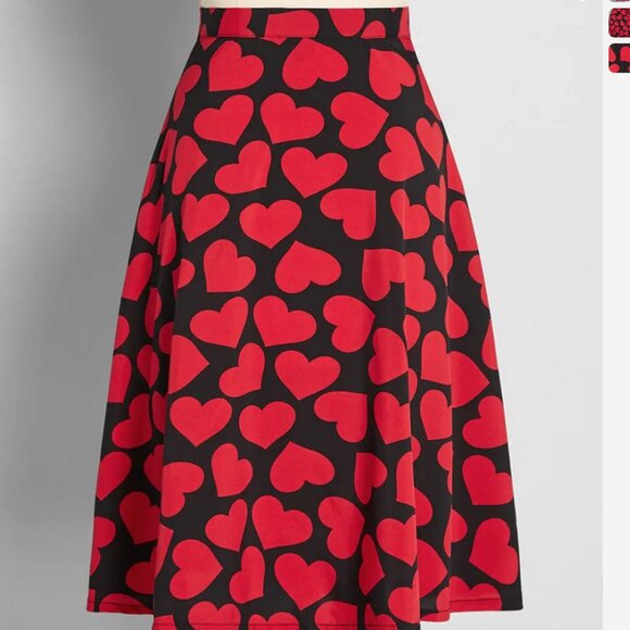 Modcloth Tumbling In Love Wrap Skirt Medium Valentine red Hearts on black - Picture 2 of 3